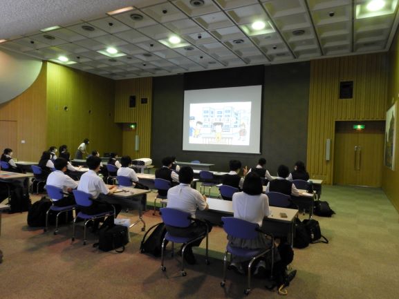 写真：広報活動の様子（聖ウルスラ学院英智中学校３年生の皆さん）